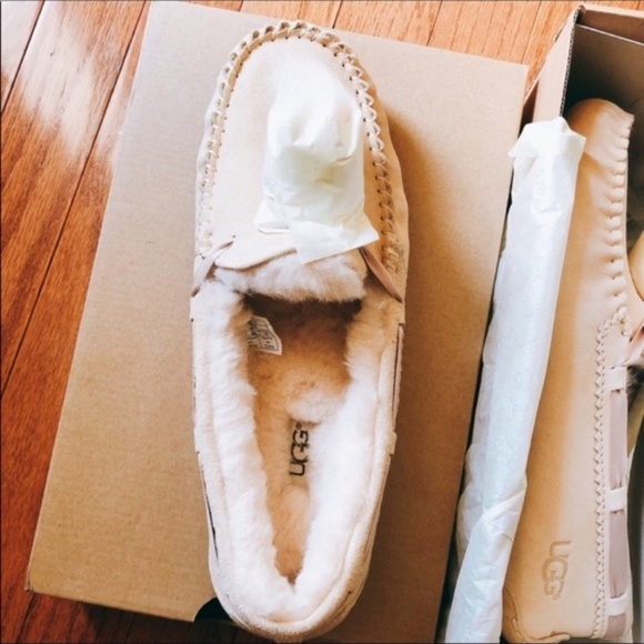 UGG(R) Dakota Water Resistant Pompom Slipper - Picture 6 of 8